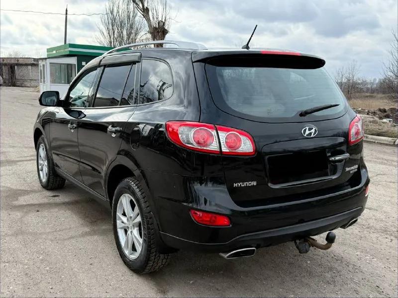 Продам hyundai santa fe 2.4 бензин год выпуска 2011 состояние идеальное. без вмятин царапин и рыжиков сервисные книги. кнопка star - stop без ключевой доступ вложений не требует! любое оформление! салон не затертый не порваный резина хорошая авто полностью обслужена до мелочей работает ровно. коробка переключает идеально климат контроль работает все жидкости заменены! стекла все родные каждая кнопка работает) цена 1.285₽ +7-949-794-46-27 остольные вопросы по телефону звоните в любое время. 📲 tg: евгений 📞 звоните: +7(949)7944627 - фотография - 7