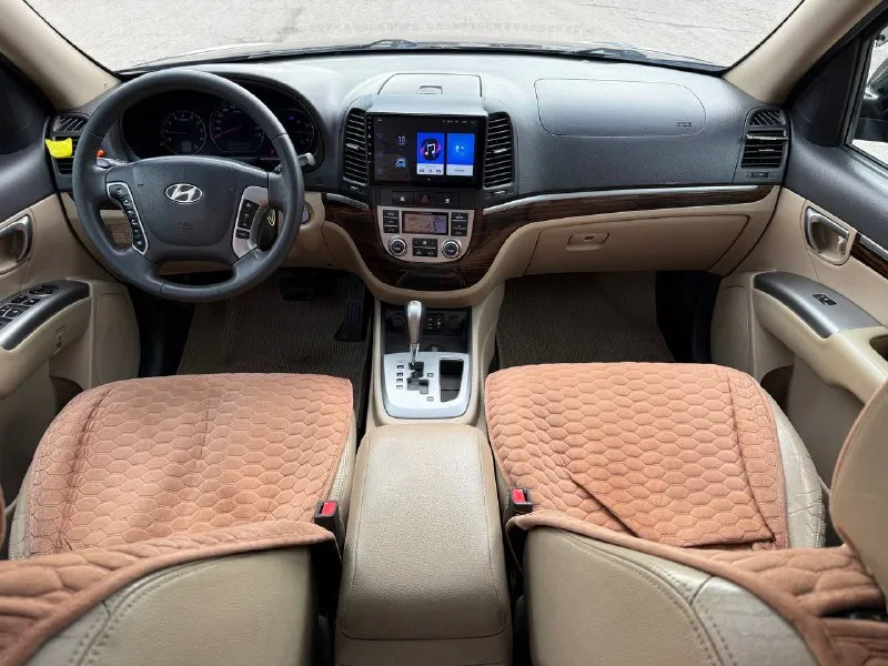 Продам hyundai santa fe 2.4 бензин год выпуска 2011 состояние идеальное. без вмятин царапин и рыжиков сервисные книги. кнопка star - stop без ключевой доступ вложений не требует! любое оформление! салон не затертый не порваный резина хорошая авто полностью обслужена до мелочей работает ровно. коробка переключает идеально климат контроль работает все жидкости заменены! стекла все родные каждая кнопка работает) цена 1.285₽ +7-949-794-46-27 остольные вопросы по телефону звоните в любое время. 📲 tg: евгений 📞 звоните: +7(949)7944627 - фотография - 9