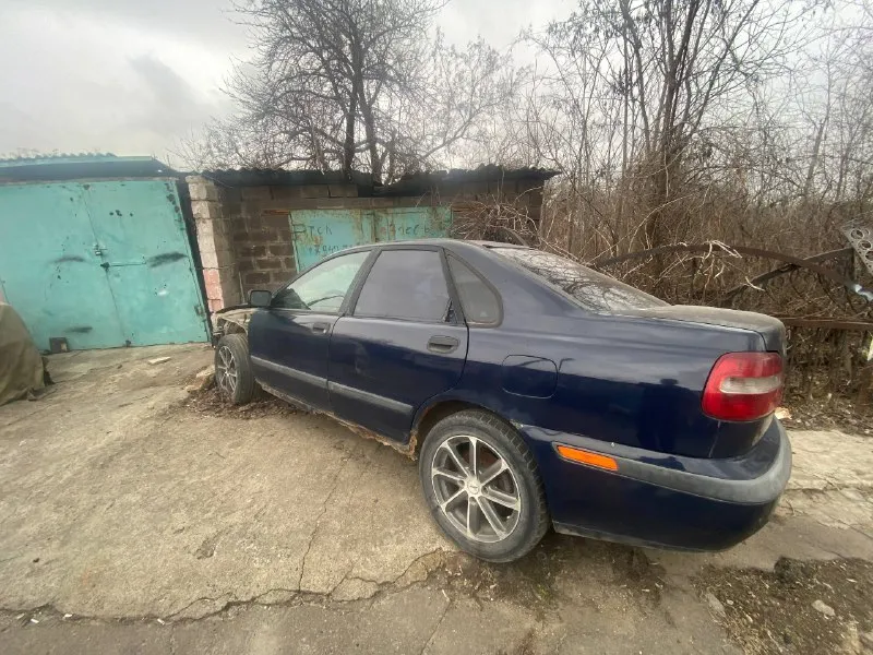Продам volvo s40 1g рест очень хороший вариант под будущий проект, 2001 год 1.8 бензин японский двигатель. стоят хорошие 15 диски, на континентальке. гур/кондер имеется по докам:стс птс дкп вложений требует. коробка/двигатель в хорошем состоянии. глупых вопросов прошу не задавать, цена велосипеда, увозить лучше эвакуатором. цена 40 т. р(обмен так же рассматриваю) +79498025654 📞 звоните: +7(949)8025654 - фотография - 2