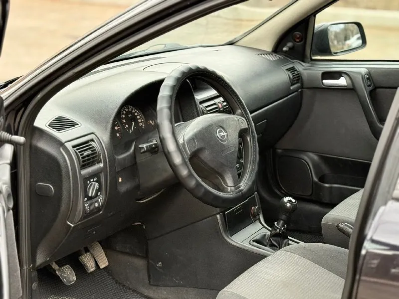 Продам opel astra 1.6 надежный автомобиль 2003г. выпуска в отличном состоянии! 1 владелец, без дтп! пробег родной 193.000! идеальное состояние кузова, ржавчины нет совсем, пороги целые, не гнилые. по технической части нареканий нет, мотор работает плавно и ровно, коробка тоже работает мягко. подвеска в хорошем состоянии, не стучит, не гремит. комплектация. кондиционер, подогрев сидений, 2 подушки безопасности, 2 эл. стеклоподъемника, подогрев зеркал, электрорегулеровка зеркал, диски r15, хорошая музыка, комплект ключей, остальные вопросы по телефону +79494958326 цена 450тыс ₽ торг у капота +79494958326 - фотография - 7