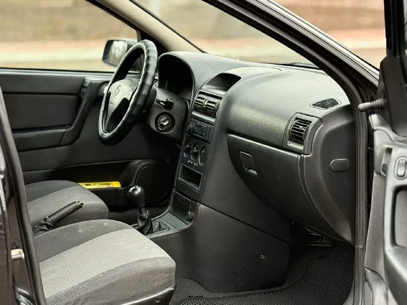 Продам opel astra 1.6 надежный автомобиль 2003г. выпуска в отличном состоянии! 1 владелец, без дтп! пробег родной 193.000! идеальное состояние кузова, ржавчины нет совсем, пороги целые, не гнилые. по технической части нареканий нет, мотор работает плавно и ровно, коробка тоже работает мягко. подвеска в хорошем состоянии, не стучит, не гремит. комплектация. кондиционер, подогрев сидений, 2 подушки безопасности, 2 эл. стеклоподъемника, подогрев зеркал, электрорегулеровка зеркал, диски r15, хорошая музыка, комплект ключей, остальные вопросы по телефону +79494958326 цена 450тыс ₽ торг у капота +79494958326 - фотография - 8