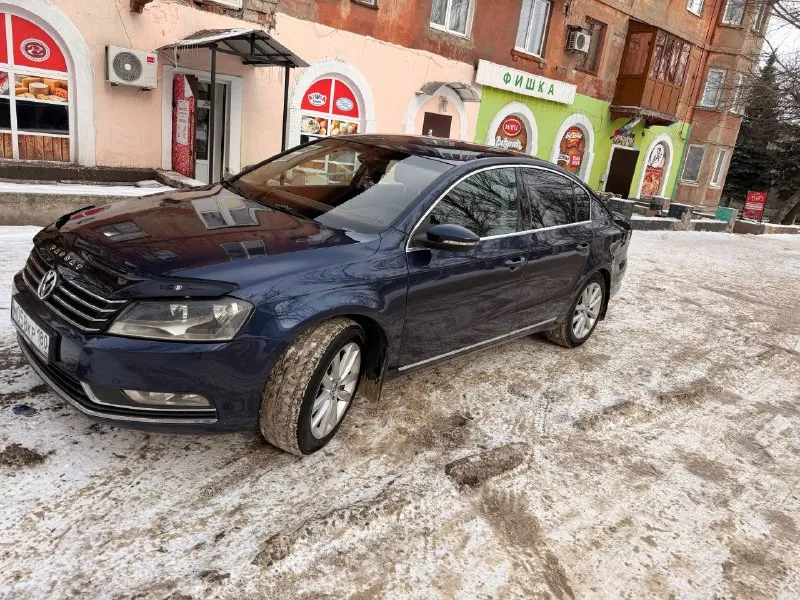 Volkswagen passat b7 2012 года эксплуатации, 1.8tsi, бензин, 167 тыс км пробег, без дтп! автомобиль в отличном ухоженном состоянии! по кузову без нареканий! двигатель новый находится на обкатке и гарантии, ходовая акпп в отличном состоянии все работает отлично, автомобиль вложений не требует, всегда бережная эксплуатация, расходники меняются каждые 7 тыс км, расхода масла нет! салон чист ухоженный! в полной комплектации, кожа с альконтарой электро сидения большой монитор, полный электро пакет. 2 зонный климат контроль, датчики света дождя, обогрев сидений, складывание зеркал при закрытии авто, сидения с поддержкой, в данном авто есть все для комфортной езды и получения удовольствия от манёвренности езды! юридически кристально чистая любое оформление собвственник, срочно все вопросы по телефону звонить в. любое время! цена 1млн руб, торг +7949-387-18-16 - фотография - 1