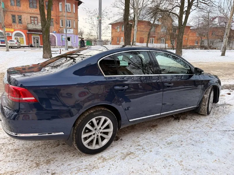 Volkswagen passat b7 2012 года эксплуатации, 1.8tsi, бензин, 167 тыс км пробег, без дтп! автомобиль в отличном ухоженном состоянии! по кузову без нареканий! двигатель новый находится на обкатке и гарантии, ходовая акпп в отличном состоянии все работает отлично, автомобиль вложений не требует, всегда бережная эксплуатация, расходники меняются каждые 7 тыс км, расхода масла нет! салон чист ухоженный! в полной комплектации, кожа с альконтарой электро сидения большой монитор, полный электро пакет. 2 зонный климат контроль, датчики света дождя, обогрев сидений, складывание зеркал при закрытии авто, сидения с поддержкой, в данном авто есть все для комфортной езды и получения удовольствия от манёвренности езды! юридически кристально чистая любое оформление собвственник, срочно все вопросы по телефону звонить в. любое время! цена 1млн руб, торг +7949-387-18-16 - фотография - 4