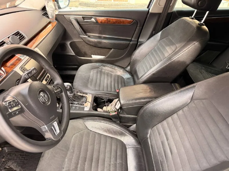 Volkswagen passat b7 2012 года эксплуатации, 1.8tsi, бензин, 167 тыс км пробег, без дтп! автомобиль в отличном ухоженном состоянии! по кузову без нареканий! двигатель новый находится на обкатке и гарантии, ходовая акпп в отличном состоянии все работает отлично, автомобиль вложений не требует, всегда бережная эксплуатация, расходники меняются каждые 7 тыс км, расхода масла нет! салон чист ухоженный! в полной комплектации, кожа с альконтарой электро сидения большой монитор, полный электро пакет. 2 зонный климат контроль, датчики света дождя, обогрев сидений, складывание зеркал при закрытии авто, сидения с поддержкой, в данном авто есть все для комфортной езды и получения удовольствия от манёвренности езды! юридически кристально чистая любое оформление собвственник, срочно все вопросы по телефону звонить в. любое время! цена 1млн руб, торг +7949-387-18-16 - фотография - 5
