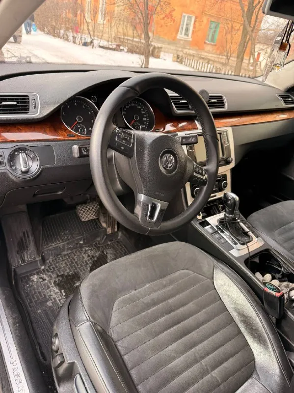 Volkswagen passat b7 2012 года эксплуатации, 1.8tsi, бензин, 167 тыс км пробег, без дтп! автомобиль в отличном ухоженном состоянии! по кузову без нареканий! двигатель новый находится на обкатке и гарантии, ходовая акпп в отличном состоянии все работает отлично, автомобиль вложений не требует, всегда бережная эксплуатация, расходники меняются каждые 7 тыс км, расхода масла нет! салон чист ухоженный! в полной комплектации, кожа с альконтарой электро сидения большой монитор, полный электро пакет. 2 зонный климат контроль, датчики света дождя, обогрев сидений, складывание зеркал при закрытии авто, сидения с поддержкой, в данном авто есть все для комфортной езды и получения удовольствия от манёвренности езды! юридически кристально чистая любое оформление собвственник, срочно все вопросы по телефону звонить в. любое время! цена 1млн руб, торг +7949-387-18-16 - фотография - 7