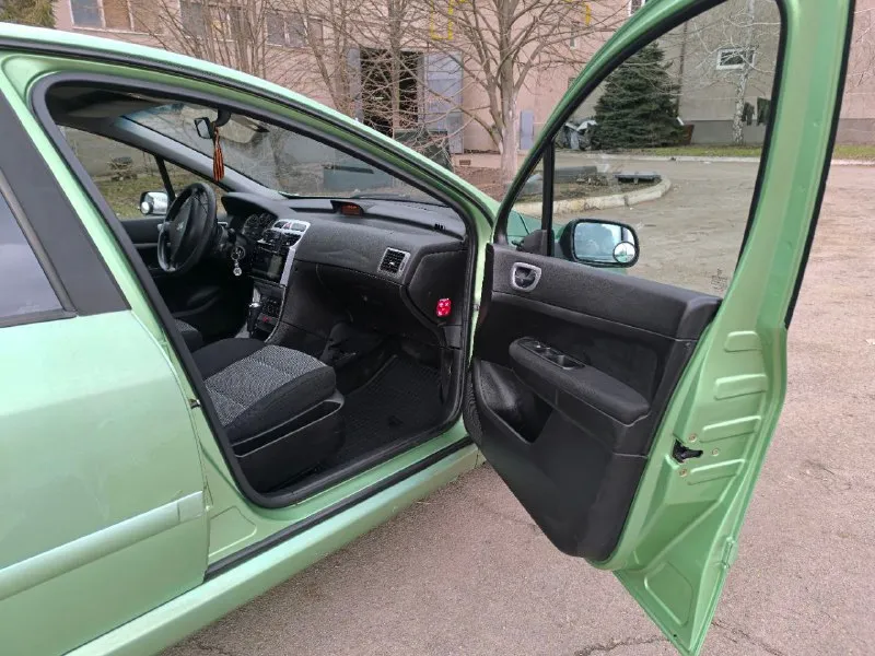 Внимание 🔥🔥🔥 весенняя акция 🔥🔥🔥 299 тыс. рублей ⚡⚡⚡ продается peugeot 307, по технике в хорошем состоянии, коробка автомат не пинается, кондиционер работает, ходовая не гремит не стучит, по кузову все видно. донецк. торг у капота +79493319660 📞 звоните: +7(949)3319660 - фотография - 3