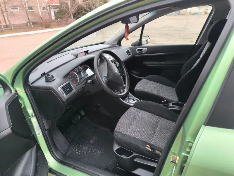 Внимание 🔥🔥🔥 весенняя акция 🔥🔥🔥 299 тыс. рублей ⚡⚡⚡ продается peugeot 307, по технике в хорошем состоянии, коробка автомат не пинается, кондиционер работает, ходовая не гремит не стучит, по кузову все видно. донецк. торг у капота +79493319660 📞 звоните: +7(949)3319660 - фотография - 6