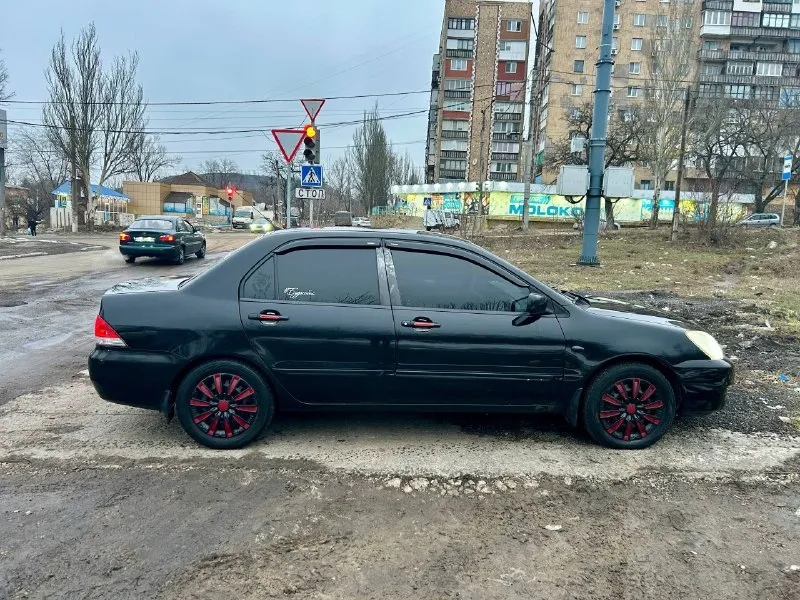 Mitsubishi lancer 1.6 at, 2007 199 999 км цена, ₽: 600000 пробег, км: 199 999 поколение: ix рестайлинг (2005—2010) тип двигателя: бензин привод: передний мощность, л. с.: 98 модификация: 1.6 at (98 л. с.) цвет: чёрный состояние: не битый птс: оригинал владельцев по птс: 1 обмен: не интересует кондиционер обогрев: передних сидений, зеркал автомобиль в хорошем состоянии, простой в ремонте, неприхотливый и надёжный при эксплуатации. двигатель работает отлично. дно/пороги/ стаканы/ низа дверей в заводском состоянии. без единой гнили и сварки. по тех части вложений не требует абсолютно, ничего не стучит и не гремит. кондиционер обслужен прошлым летом, перезаправили фрион, дует очень хорошо. ошибок по авто нету. по салону: дверные карты не затертые, ручки целые все, потолок не провис, сидения целые. авто уже переобута на зимнюю резину. авто в достойном состоянии, очень трудно найти технически обслуженную машину. авто в ближайшее время вложений не потребует, 📲 tg: @alina_malina_bd 📞 звоните: +7(978)1244436 - фотография - 3