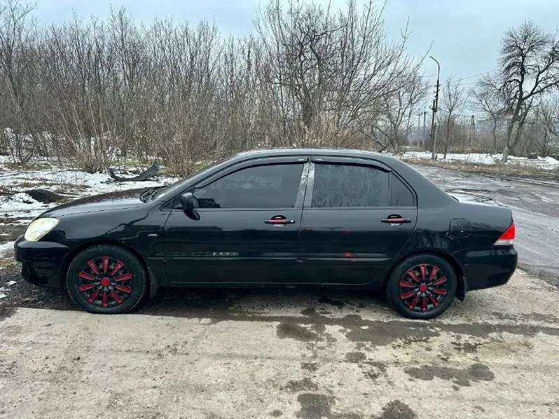 Mitsubishi lancer 1.6 at, 2007 199 999 км цена, ₽: 600000 пробег, км: 199 999 поколение: ix рестайлинг (2005—2010) тип двигателя: бензин привод: передний мощность, л. с.: 98 модификация: 1.6 at (98 л. с.) цвет: чёрный состояние: не битый птс: оригинал владельцев по птс: 1 обмен: не интересует кондиционер обогрев: передних сидений, зеркал автомобиль в хорошем состоянии, простой в ремонте, неприхотливый и надёжный при эксплуатации. двигатель работает отлично. дно/пороги/ стаканы/ низа дверей в заводском состоянии. без единой гнили и сварки. по тех части вложений не требует абсолютно, ничего не стучит и не гремит. кондиционер обслужен прошлым летом, перезаправили фрион, дует очень хорошо. ошибок по авто нету. по салону: дверные карты не затертые, ручки целые все, потолок не провис, сидения целые. авто уже переобута на зимнюю резину. авто в достойном состоянии, очень трудно найти технически обслуженную машину. авто в ближайшее время вложений не потребует, 📲 tg: @alina_malina_bd 📞 звоните: +7(978)1244436 - фотография - 6