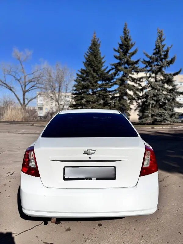 🚗 chevrolet lacetti, 2007 1.6 механика ( газ бензин ) ✨ ухоженный автомобиль в красивом белом цвете. 👤 1 владелец за всё время эксплуатации. ✔️ без дтп. 📍 покупался при украине, всё время находился в донецке. 📄 чистая история и документы — без залогов, запретов и ограничений. 🚕 не такси, не каршеринг. 🔧 технически полностью обслужен — идеал вложений не требует, сел и поехал. 🧼 чистый и аккуратный салон. ⚙️ комплектация: ❄️ кондиционер 🔘 стеклоподъёмники 💺 регулировка сидений ⛽ гбо вписанный (газ/бензин) — экономичная езда 💰 цена: 530 000 ₽ 🤝 разумный торг при осмотре. 🔄 возможен обмен с доплатой в обе стороны. звонить +7 (949) 982-57-61 +тг) - фотография - 3