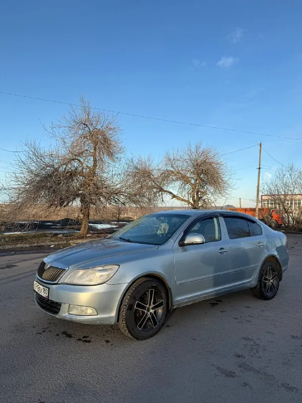 Skoda octavia a5 год выпуска 2010 двигатель 1.6 bse коробка aisin продам свой автомобиль, хорошая комплектация, двух зонный климат, круиз, подогревы. машина ездит ежедневно все нормально. нужно делать заднюю ходовую и смотреть коробку( появились не большие пинки). масло не ест проехал 4000 без доливок, по словам предидущих владельцев мотор капиталился. техосмотр пройден. цена ниже рынка, вопросы по телефону или в лс осмотр город торез цена 490.000 руб. торг тел +79494959427 - фотография - 2