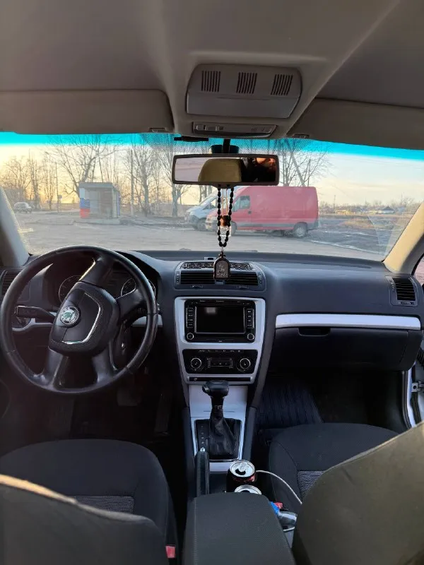 Skoda octavia a5 год выпуска 2010 двигатель 1.6 bse коробка aisin продам свой автомобиль, хорошая комплектация, двух зонный климат, круиз, подогревы. машина ездит ежедневно все нормально. нужно делать заднюю ходовую и смотреть коробку( появились не большие пинки). масло не ест проехал 4000 без доливок, по словам предидущих владельцев мотор капиталился. техосмотр пройден. цена ниже рынка, вопросы по телефону или в лс осмотр город торез цена 490.000 руб. торг тел +79494959427 - фотография - 3