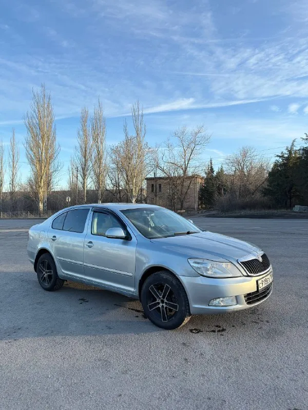 Skoda octavia a5 год выпуска 2010 двигатель 1.6 bse коробка aisin продам свой автомобиль, хорошая комплектация, двух зонный климат, круиз, подогревы. машина ездит ежедневно все нормально. нужно делать заднюю ходовую и смотреть коробку( появились не большие пинки). масло не ест проехал 4000 без доливок, по словам предидущих владельцев мотор капиталился. техосмотр пройден. цена ниже рынка, вопросы по телефону или в лс осмотр город торез цена 490.000 руб. торг тел +79494959427 - фотография - 6
