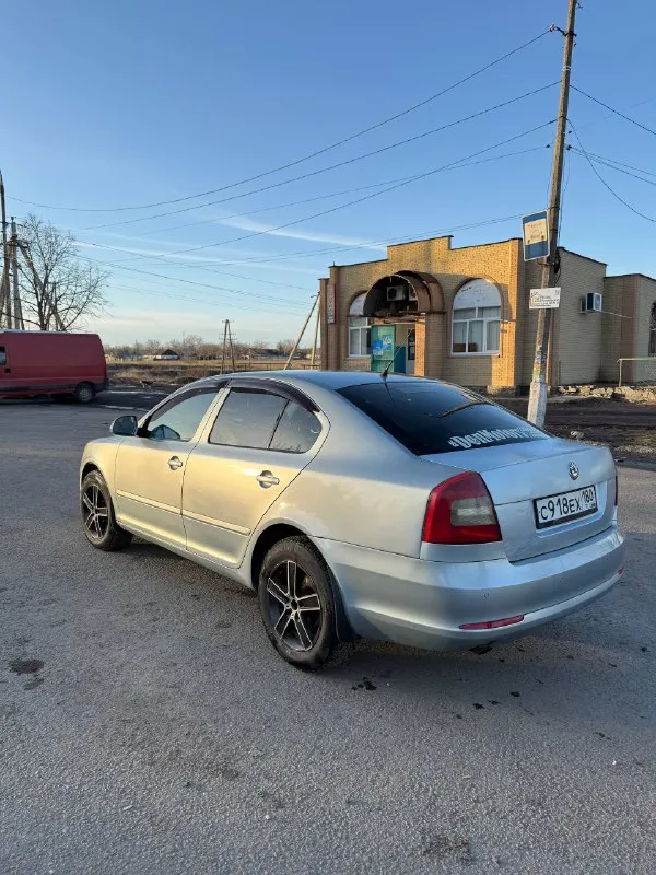 Skoda octavia a5 год выпуска 2010 двигатель 1.6 bse коробка aisin продам свой автомобиль, хорошая комплектация, двух зонный климат, круиз, подогревы. машина ездит ежедневно все нормально. нужно делать заднюю ходовую и смотреть коробку( появились не большие пинки). масло не ест проехал 4000 без доливок, по словам предидущих владельцев мотор капиталился. техосмотр пройден. цена ниже рынка, вопросы по телефону или в лс осмотр город торез цена 490.000 руб. торг тел +79494959427 - фотография - 7