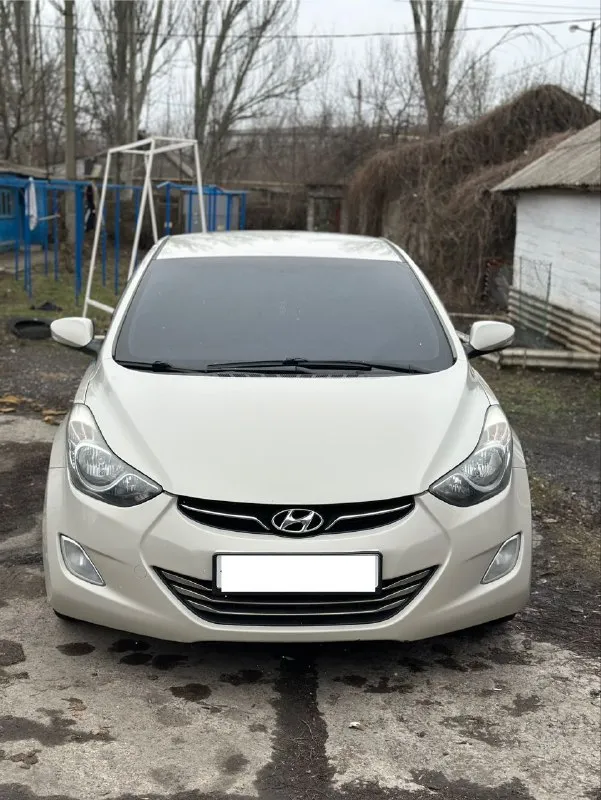 Цена: 850.000 продам hyundai elantra автомобиль собран в корее (подтверждается vinкодом) куплена в автосалоне в донецке год выпуска 2013 двигатель 1.8 акпп 6ст комплектация: ✅двухзонный климат контроль ( работает холодит как положено) ✅полный электростеклопакет ✅складывания зеркал ✅датчик дождя ✅подогрев передних сидений ✅полный мультируль ✅подогрев руля салон в отличном состоянии (в авто не курили, на сидениях чехлы, под ними сидушки идеал)! два ключа‼️ ⚡️стекла все заводские включая лобовое! новая зимняя шипованная резина! в ближний дальний и птф установлены led лампы свет сушит асфальт 🔆 💪🏻мотор 1.8 ( 150🐎) едет уверенно, при этом расход 8л по городу, масло не кушает от замены до замены, меняю каждые 8000км ( на 230 был кап. ремонт ) акпп передачи листает отлично не тупит не пинает. ✅ходовая на 5++ проверка авто на любом сто (за ваш счет!) пробег 286.000 не кручен ( автотека подтверждает!) 📄документы в полном порядке я хозяин по птс и стс любой вид переоформления г. шахтерск цена 💵 850.000 ☎️ +79494172653 - фотография - 2