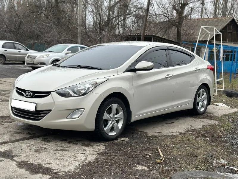 Цена: 850.000 продам hyundai elantra автомобиль собран в корее (подтверждается vinкодом) куплена в автосалоне в донецке год выпуска 2013 двигатель 1.8 акпп 6ст комплектация: ✅двухзонный климат контроль ( работает холодит как положено) ✅полный электростеклопакет ✅складывания зеркал ✅датчик дождя ✅подогрев передних сидений ✅полный мультируль ✅подогрев руля салон в отличном состоянии (в авто не курили, на сидениях чехлы, под ними сидушки идеал)! два ключа‼️ ⚡️стекла все заводские включая лобовое! новая зимняя шипованная резина! в ближний дальний и птф установлены led лампы свет сушит асфальт 🔆 💪🏻мотор 1.8 ( 150🐎) едет уверенно, при этом расход 8л по городу, масло не кушает от замены до замены, меняю каждые 8000км ( на 230 был кап. ремонт ) акпп передачи листает отлично не тупит не пинает. ✅ходовая на 5++ проверка авто на любом сто (за ваш счет!) пробег 286.000 не кручен ( автотека подтверждает!) 📄документы в полном порядке я хозяин по птс и стс любой вид переоформления г. шахтерск цена 💵 850.000 ☎️ +79494172653 - фотография - 3