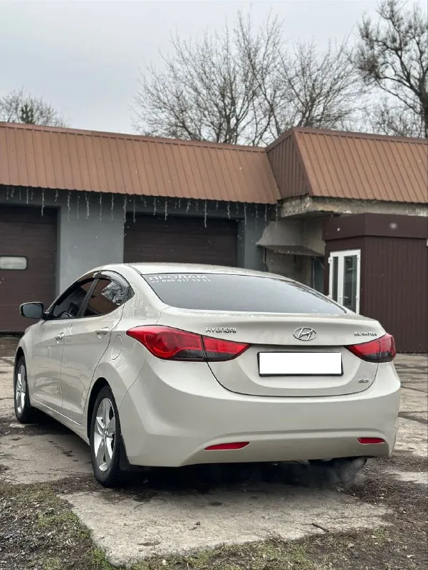 Цена: 850.000 продам hyundai elantra автомобиль собран в корее (подтверждается vinкодом) куплена в автосалоне в донецке год выпуска 2013 двигатель 1.8 акпп 6ст комплектация: ✅двухзонный климат контроль ( работает холодит как положено) ✅полный электростеклопакет ✅складывания зеркал ✅датчик дождя ✅подогрев передних сидений ✅полный мультируль ✅подогрев руля салон в отличном состоянии (в авто не курили, на сидениях чехлы, под ними сидушки идеал)! два ключа‼️ ⚡️стекла все заводские включая лобовое! новая зимняя шипованная резина! в ближний дальний и птф установлены led лампы свет сушит асфальт 🔆 💪🏻мотор 1.8 ( 150🐎) едет уверенно, при этом расход 8л по городу, масло не кушает от замены до замены, меняю каждые 8000км ( на 230 был кап. ремонт ) акпп передачи листает отлично не тупит не пинает. ✅ходовая на 5++ проверка авто на любом сто (за ваш счет!) пробег 286.000 не кручен ( автотека подтверждает!) 📄документы в полном порядке я хозяин по птс и стс любой вид переоформления г. шахтерск цена 💵 850.000 ☎️ +79494172653 - фотография - 5