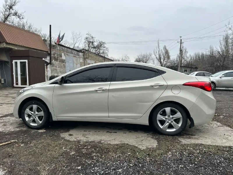 Цена: 850.000 продам hyundai elantra автомобиль собран в корее (подтверждается vinкодом) куплена в автосалоне в донецке год выпуска 2013 двигатель 1.8 акпп 6ст комплектация: ✅двухзонный климат контроль ( работает холодит как положено) ✅полный электростеклопакет ✅складывания зеркал ✅датчик дождя ✅подогрев передних сидений ✅полный мультируль ✅подогрев руля салон в отличном состоянии (в авто не курили, на сидениях чехлы, под ними сидушки идеал)! два ключа‼️ ⚡️стекла все заводские включая лобовое! новая зимняя шипованная резина! в ближний дальний и птф установлены led лампы свет сушит асфальт 🔆 💪🏻мотор 1.8 ( 150🐎) едет уверенно, при этом расход 8л по городу, масло не кушает от замены до замены, меняю каждые 8000км ( на 230 был кап. ремонт ) акпп передачи листает отлично не тупит не пинает. ✅ходовая на 5++ проверка авто на любом сто (за ваш счет!) пробег 286.000 не кручен ( автотека подтверждает!) 📄документы в полном порядке я хозяин по птс и стс любой вид переоформления г. шахтерск цена 💵 850.000 ☎️ +79494172653 - фотография - 6