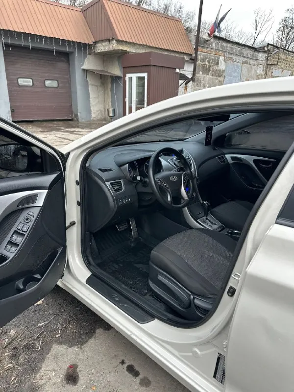 Цена: 850.000 продам hyundai elantra автомобиль собран в корее (подтверждается vinкодом) куплена в автосалоне в донецке год выпуска 2013 двигатель 1.8 акпп 6ст комплектация: ✅двухзонный климат контроль ( работает холодит как положено) ✅полный электростеклопакет ✅складывания зеркал ✅датчик дождя ✅подогрев передних сидений ✅полный мультируль ✅подогрев руля салон в отличном состоянии (в авто не курили, на сидениях чехлы, под ними сидушки идеал)! два ключа‼️ ⚡️стекла все заводские включая лобовое! новая зимняя шипованная резина! в ближний дальний и птф установлены led лампы свет сушит асфальт 🔆 💪🏻мотор 1.8 ( 150🐎) едет уверенно, при этом расход 8л по городу, масло не кушает от замены до замены, меняю каждые 8000км ( на 230 был кап. ремонт ) акпп передачи листает отлично не тупит не пинает. ✅ходовая на 5++ проверка авто на любом сто (за ваш счет!) пробег 286.000 не кручен ( автотека подтверждает!) 📄документы в полном порядке я хозяин по птс и стс любой вид переоформления г. шахтерск цена 💵 850.000 ☎️ +79494172653 - фотография - 8