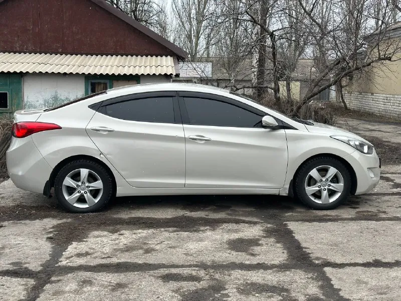 Цена: 850.000 продам hyundai elantra автомобиль собран в корее (подтверждается vinкодом) куплена в автосалоне в донецке год выпуска 2013 двигатель 1.8 акпп 6ст комплектация: ✅двухзонный климат контроль ( работает холодит как положено) ✅полный электростеклопакет ✅складывания зеркал ✅датчик дождя ✅подогрев передних сидений ✅полный мультируль ✅подогрев руля салон в отличном состоянии (в авто не курили, на сидениях чехлы, под ними сидушки идеал)! два ключа‼️ ⚡️стекла все заводские включая лобовое! новая зимняя шипованная резина! в ближний дальний и птф установлены led лампы свет сушит асфальт 🔆 💪🏻мотор 1.8 ( 150🐎) едет уверенно, при этом расход 8л по городу, масло не кушает от замены до замены, меняю каждые 8000км ( на 230 был кап. ремонт ) акпп передачи листает отлично не тупит не пинает. ✅ходовая на 5++ проверка авто на любом сто (за ваш счет!) пробег 286.000 не кручен ( автотека подтверждает!) 📄документы в полном порядке я хозяин по птс и стс любой вид переоформления г. шахтерск цена 💵 850.000 ☎️ +79494172653 - фотография - 9
