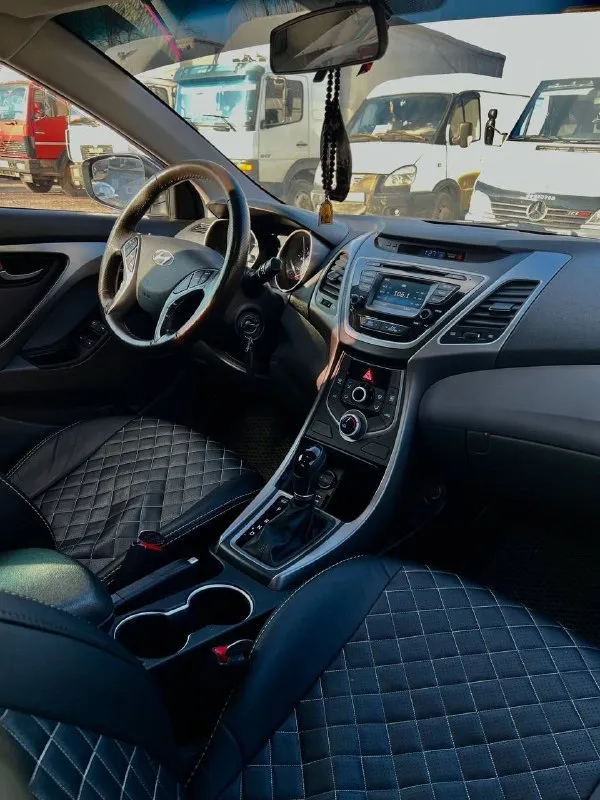 Продам hyundai elantra 2016 2015 se/sport/limited 1.8 автомат (150 л. с.) родной пробег 67 тыс миль (107 тыс. км) цвет белый перламутр. отличное состояние. автомобиль обслужен, сел и поехал. кожаный мульти руль громкая связь, камера заднего вида -2 комплекта резины -установлены дорогие кожаные чехлы от фирмы автопилот, -установлен новый led свет -2 комплекта ковров, -сигнализация pandora с автозапуском в комплекте так же отдам много новых деталей, колодки и суппорта brembo, новые амортизаторы, пружины. автомобиль после химчистки и полировки. за дополнительной информацией обращайтесь в личные сообщения или по номеру +79494142018 г. донецк цена 1.350.000 р - фотография - 5