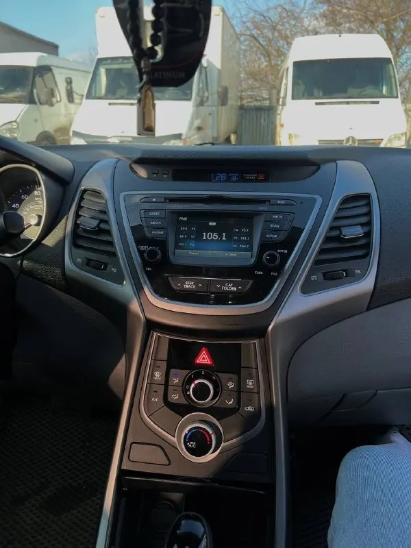 Продам hyundai elantra 2016 2015 se/sport/limited 1.8 автомат (150 л. с.) родной пробег 67 тыс миль (107 тыс. км) цвет белый перламутр. отличное состояние. автомобиль обслужен, сел и поехал. кожаный мульти руль громкая связь, камера заднего вида -2 комплекта резины -установлены дорогие кожаные чехлы от фирмы автопилот, -установлен новый led свет -2 комплекта ковров, -сигнализация pandora с автозапуском в комплекте так же отдам много новых деталей, колодки и суппорта brembo, новые амортизаторы, пружины. автомобиль после химчистки и полировки. за дополнительной информацией обращайтесь в личные сообщения или по номеру +79494142018 г. донецк цена 1.350.000 р - фотография - 6