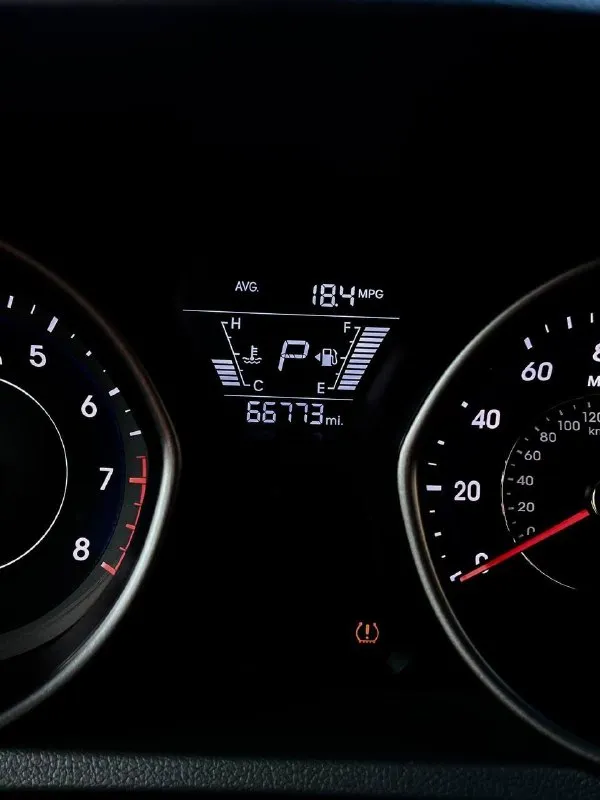 Продам hyundai elantra 2016 2015 se/sport/limited 1.8 автомат (150 л. с.) родной пробег 67 тыс миль (107 тыс. км) цвет белый перламутр. отличное состояние. автомобиль обслужен, сел и поехал. кожаный мульти руль громкая связь, камера заднего вида -2 комплекта резины -установлены дорогие кожаные чехлы от фирмы автопилот, -установлен новый led свет -2 комплекта ковров, -сигнализация pandora с автозапуском в комплекте так же отдам много новых деталей, колодки и суппорта brembo, новые амортизаторы, пружины. автомобиль после химчистки и полировки. за дополнительной информацией обращайтесь в личные сообщения или по номеру +79494142018 г. донецк цена 1.350.000 р - фотография - 8