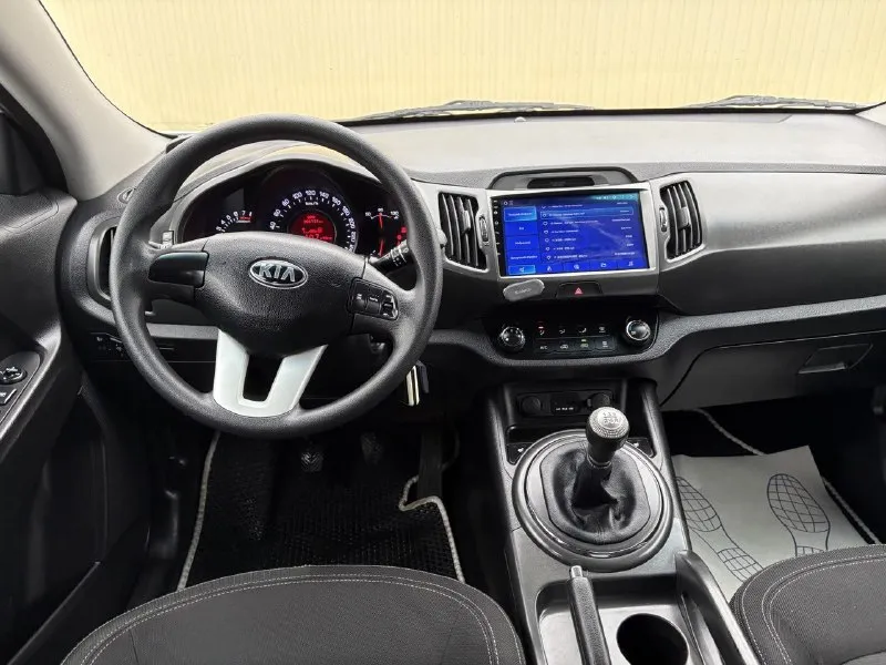 Продам kia sportage 2014 года (рестайлинг 1330000 торг ( без дтп родной окрас обслужена от и до. двигатель работает (идеально) объём - 2.0л. мотор коробка механика лобовое без трещин, сколов. круиз-контроль подогрев руля подогрев переднего заднего ряда сидений датчик света дождя задний парктроник камера заднего вида (хорошая мультимедиа музыка инфинити сабвуфер ) омыватель фар помощь при спуске все вопросы по телефону +79081827373 феникс +79494737372 📞 🇷🇺 звоните: +7(908)1827373 - фотография - 6