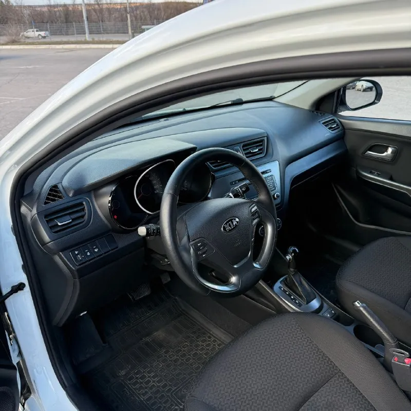 Продам kia rio 2015 года (рестайлинг) 135 тыс пробега, в отличном состоянии, вложений не требует, без дтп и окрасов, все менялось вовремя, 2 ключа, сигнализация, подогревы сидений, руля, зоны дворников, все стекла родные. цена 1150000р +79591917710 📞 звоните: +7(959)1917710 - фотография - 7