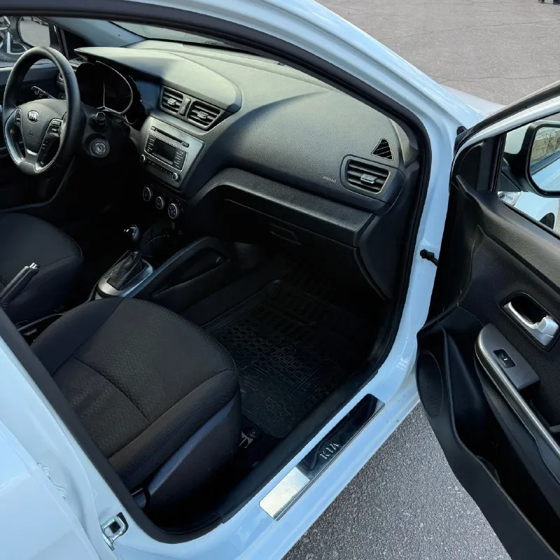 Продам kia rio 2015 года (рестайлинг) 135 тыс пробега, в отличном состоянии, вложений не требует, без дтп и окрасов, все менялось вовремя, 2 ключа, сигнализация, подогревы сидений, руля, зоны дворников, все стекла родные. цена 1150000р +79591917710 📞 звоните: +7(959)1917710 - фотография - 9