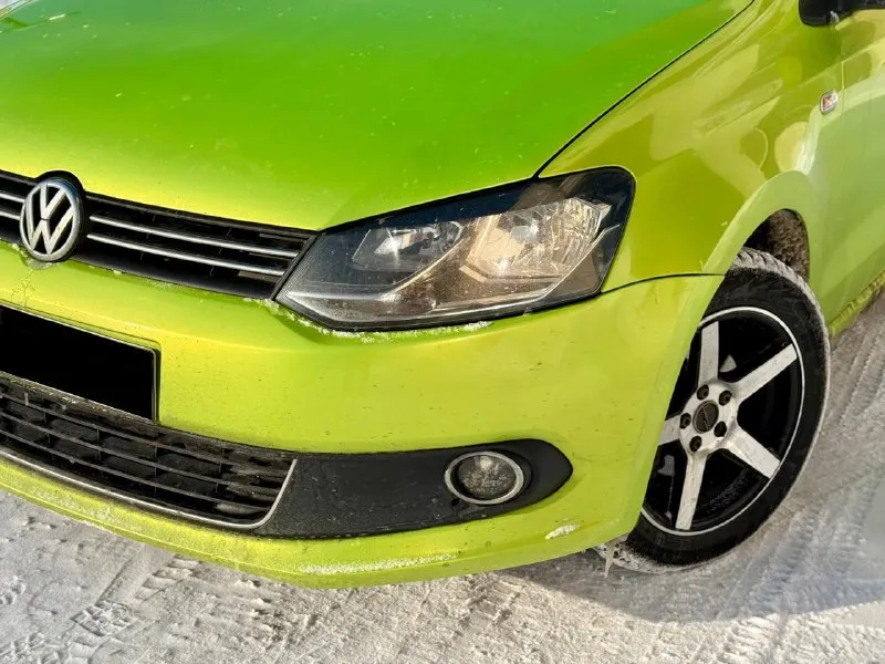 🚗 🇩🇪 германия volkswagen polo 📅 год: 2011 ⛽️ двигатель: бензин, 1.6л ⚙️ кпп: автомат 📏 пробег: 210,000 км 💰 цена: 530.000 руб. 📍 город: москва 📝 описание: у машины всего 3 владельца, в последний руках была 8 лет. не такси, не каршеринг, никаких юр лиц. комплектация: кондиционер, мультимедиа с bluetooth, патронники, подогрев сидений, обогрев боковых зеркал, 4 стеклоподъемника, птф, два ключа, сервисная книжка (отметки о прохождения то), стоит рестайлинговая оптика, диодные птф нужно заняться порогами, есть косяки, авто не новое ✅коробка работает отлично, не дергает, не пинает, обслуженная. ✅двигатель как часики, не троит, работает ровно связь - +79999008818 📲 tg: @olezhka_11 📞 звоните: +7(999)9008818 - фотография - 2