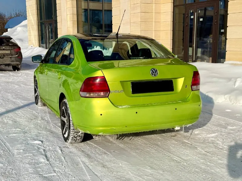🚗 🇩🇪 германия volkswagen polo 📅 год: 2011 ⛽️ двигатель: бензин, 1.6л ⚙️ кпп: автомат 📏 пробег: 210,000 км 💰 цена: 530.000 руб. 📍 город: москва 📝 описание: у машины всего 3 владельца, в последний руках была 8 лет. не такси, не каршеринг, никаких юр лиц. комплектация: кондиционер, мультимедиа с bluetooth, патронники, подогрев сидений, обогрев боковых зеркал, 4 стеклоподъемника, птф, два ключа, сервисная книжка (отметки о прохождения то), стоит рестайлинговая оптика, диодные птф нужно заняться порогами, есть косяки, авто не новое ✅коробка работает отлично, не дергает, не пинает, обслуженная. ✅двигатель как часики, не троит, работает ровно связь - +79999008818 📲 tg: @olezhka_11 📞 звоните: +7(999)9008818 - фотография - 3