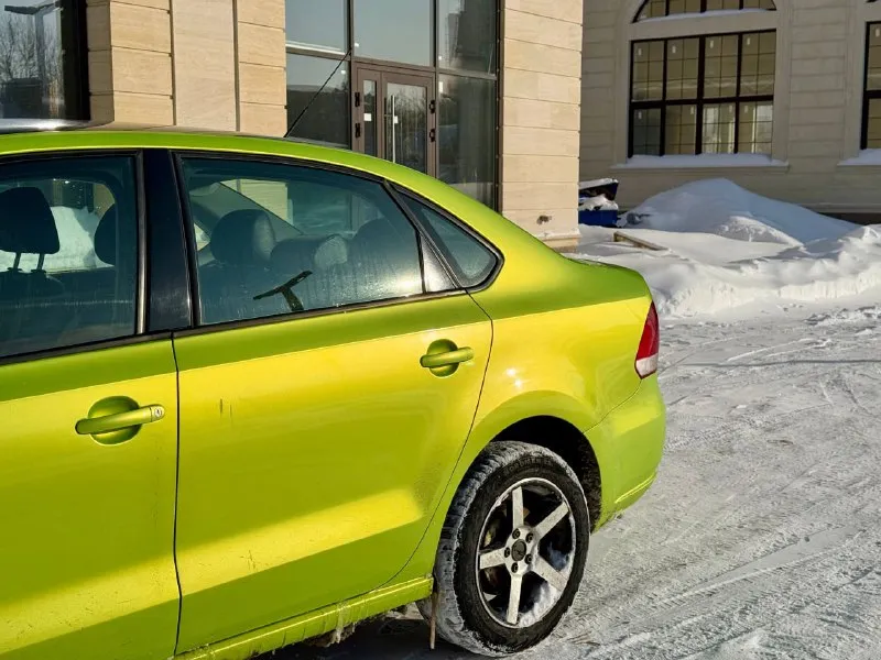 🚗 🇩🇪 германия volkswagen polo 📅 год: 2011 ⛽️ двигатель: бензин, 1.6л ⚙️ кпп: автомат 📏 пробег: 210,000 км 💰 цена: 530.000 руб. 📍 город: москва 📝 описание: у машины всего 3 владельца, в последний руках была 8 лет. не такси, не каршеринг, никаких юр лиц. комплектация: кондиционер, мультимедиа с bluetooth, патронники, подогрев сидений, обогрев боковых зеркал, 4 стеклоподъемника, птф, два ключа, сервисная книжка (отметки о прохождения то), стоит рестайлинговая оптика, диодные птф нужно заняться порогами, есть косяки, авто не новое ✅коробка работает отлично, не дергает, не пинает, обслуженная. ✅двигатель как часики, не троит, работает ровно связь - +79999008818 📲 tg: @olezhka_11 📞 звоните: +7(999)9008818 - фотография - 4