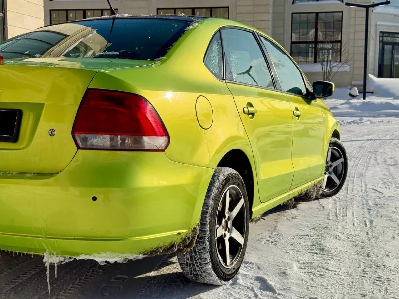 🚗 🇩🇪 германия volkswagen polo 📅 год: 2011 ⛽️ двигатель: бензин, 1.6л ⚙️ кпп: автомат 📏 пробег: 210,000 км 💰 цена: 530.000 руб. 📍 город: москва 📝 описание: у машины всего 3 владельца, в последний руках была 8 лет. не такси, не каршеринг, никаких юр лиц. комплектация: кондиционер, мультимедиа с bluetooth, патронники, подогрев сидений, обогрев боковых зеркал, 4 стеклоподъемника, птф, два ключа, сервисная книжка (отметки о прохождения то), стоит рестайлинговая оптика, диодные птф нужно заняться порогами, есть косяки, авто не новое ✅коробка работает отлично, не дергает, не пинает, обслуженная. ✅двигатель как часики, не троит, работает ровно связь - +79999008818 📲 tg: @olezhka_11 📞 звоните: +7(999)9008818 - фотография - 5