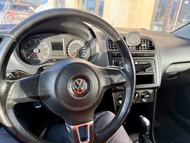🚗 🇩🇪 германия volkswagen polo 📅 год: 2011 ⛽️ двигатель: бензин, 1.6л ⚙️ кпп: автомат 📏 пробег: 210,000 км 💰 цена: 530.000 руб. 📍 город: москва 📝 описание: у машины всего 3 владельца, в последний руках была 8 лет. не такси, не каршеринг, никаких юр лиц. комплектация: кондиционер, мультимедиа с bluetooth, патронники, подогрев сидений, обогрев боковых зеркал, 4 стеклоподъемника, птф, два ключа, сервисная книжка (отметки о прохождения то), стоит рестайлинговая оптика, диодные птф нужно заняться порогами, есть косяки, авто не новое ✅коробка работает отлично, не дергает, не пинает, обслуженная. ✅двигатель как часики, не троит, работает ровно связь - +79999008818 📲 tg: @olezhka_11 📞 звоните: +7(999)9008818 - фотография - 6