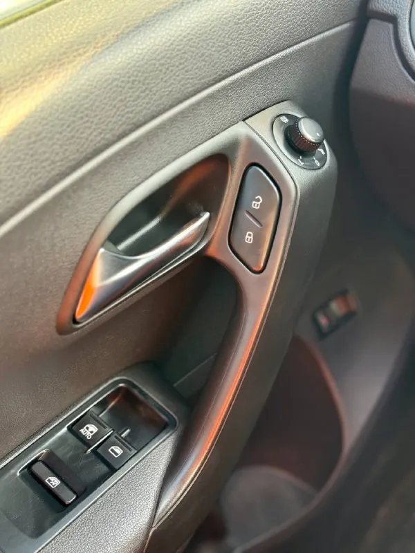 🚗 🇩🇪 германия volkswagen polo 📅 год: 2011 ⛽️ двигатель: бензин, 1.6л ⚙️ кпп: автомат 📏 пробег: 210,000 км 💰 цена: 530.000 руб. 📍 город: москва 📝 описание: у машины всего 3 владельца, в последний руках была 8 лет. не такси, не каршеринг, никаких юр лиц. комплектация: кондиционер, мультимедиа с bluetooth, патронники, подогрев сидений, обогрев боковых зеркал, 4 стеклоподъемника, птф, два ключа, сервисная книжка (отметки о прохождения то), стоит рестайлинговая оптика, диодные птф нужно заняться порогами, есть косяки, авто не новое ✅коробка работает отлично, не дергает, не пинает, обслуженная. ✅двигатель как часики, не троит, работает ровно связь - +79999008818 📲 tg: @olezhka_11 📞 звоните: +7(999)9008818 - фотография - 7