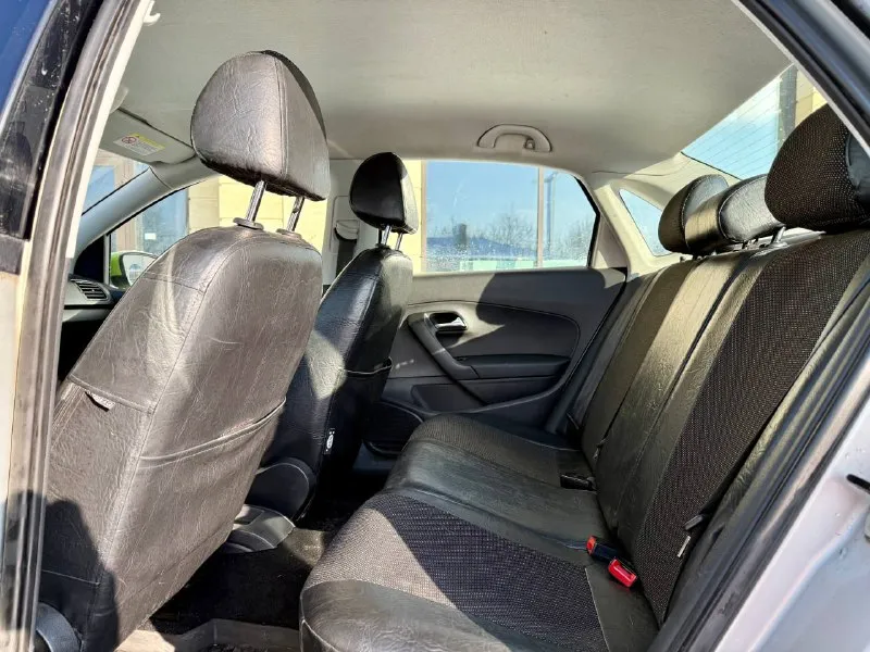 🚗 🇩🇪 германия volkswagen polo 📅 год: 2011 ⛽️ двигатель: бензин, 1.6л ⚙️ кпп: автомат 📏 пробег: 210,000 км 💰 цена: 530.000 руб. 📍 город: москва 📝 описание: у машины всего 3 владельца, в последний руках была 8 лет. не такси, не каршеринг, никаких юр лиц. комплектация: кондиционер, мультимедиа с bluetooth, патронники, подогрев сидений, обогрев боковых зеркал, 4 стеклоподъемника, птф, два ключа, сервисная книжка (отметки о прохождения то), стоит рестайлинговая оптика, диодные птф нужно заняться порогами, есть косяки, авто не новое ✅коробка работает отлично, не дергает, не пинает, обслуженная. ✅двигатель как часики, не троит, работает ровно связь - +79999008818 📲 tg: @olezhka_11 📞 звоните: +7(999)9008818 - фотография - 8