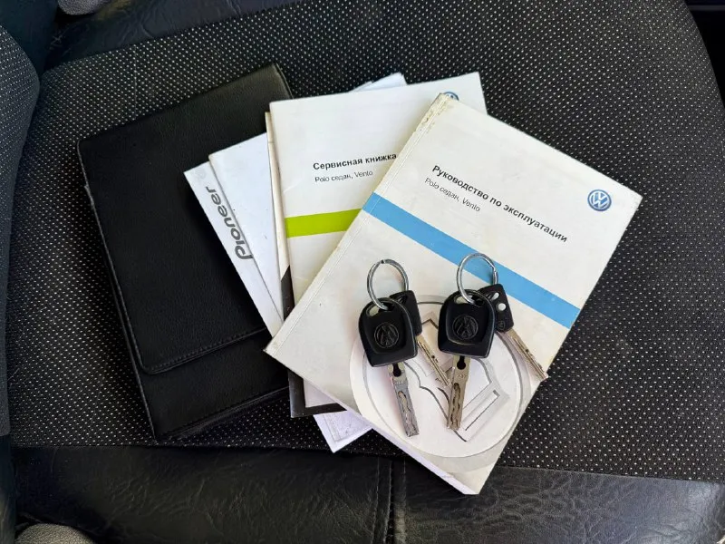 🚗 🇩🇪 германия volkswagen polo 📅 год: 2011 ⛽️ двигатель: бензин, 1.6л ⚙️ кпп: автомат 📏 пробег: 210,000 км 💰 цена: 530.000 руб. 📍 город: москва 📝 описание: у машины всего 3 владельца, в последний руках была 8 лет. не такси, не каршеринг, никаких юр лиц. комплектация: кондиционер, мультимедиа с bluetooth, патронники, подогрев сидений, обогрев боковых зеркал, 4 стеклоподъемника, птф, два ключа, сервисная книжка (отметки о прохождения то), стоит рестайлинговая оптика, диодные птф нужно заняться порогами, есть косяки, авто не новое ✅коробка работает отлично, не дергает, не пинает, обслуженная. ✅двигатель как часики, не троит, работает ровно связь - +79999008818 📲 tg: @olezhka_11 📞 звоните: +7(999)9008818 - фотография - 9