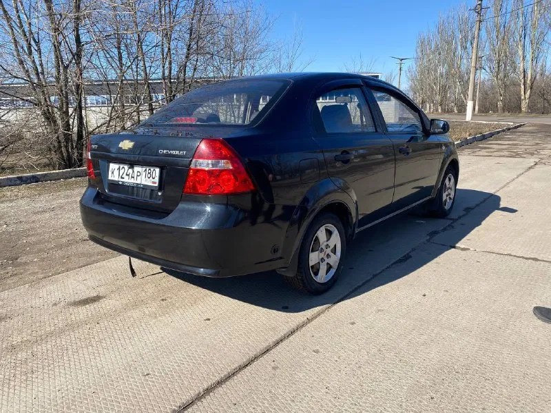 Продам надежный и экономичный авто швроле авео 2011год мотор 1.5 газ/бенз коробка механика, пробег 170тыс км, цена 550₽ состояние отличное, обслужена вся, салон в отличном состоянии делать ни чего не надо, сел и катайся, 3 ключа, сервисная книга, один хозяин машина местная, гаражное хранение, ходовая в порядке, по мотору вопросов нет работает идеально, мягко без стуков и прочих шумов, масло недавно поменял, ошибок нет ни каких коробка работает отлично, документы в порядке все вопросы по тел +79494936731 находиться в макеевке торг - фотография - 3
