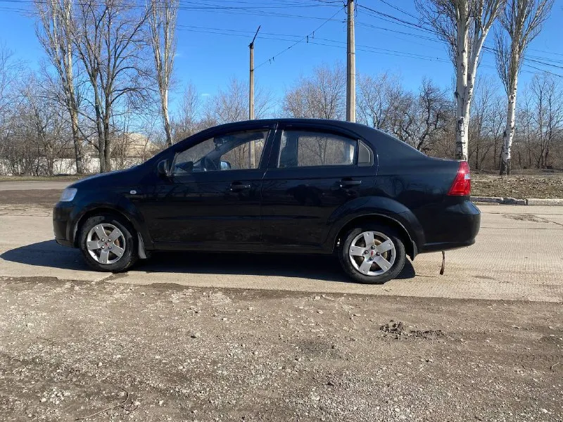 Продам надежный и экономичный авто швроле авео 2011год мотор 1.5 газ/бенз коробка механика, пробег 170тыс км, цена 550₽ состояние отличное, обслужена вся, салон в отличном состоянии делать ни чего не надо, сел и катайся, 3 ключа, сервисная книга, один хозяин машина местная, гаражное хранение, ходовая в порядке, по мотору вопросов нет работает идеально, мягко без стуков и прочих шумов, масло недавно поменял, ошибок нет ни каких коробка работает отлично, документы в порядке все вопросы по тел +79494936731 находиться в макеевке торг - фотография - 7