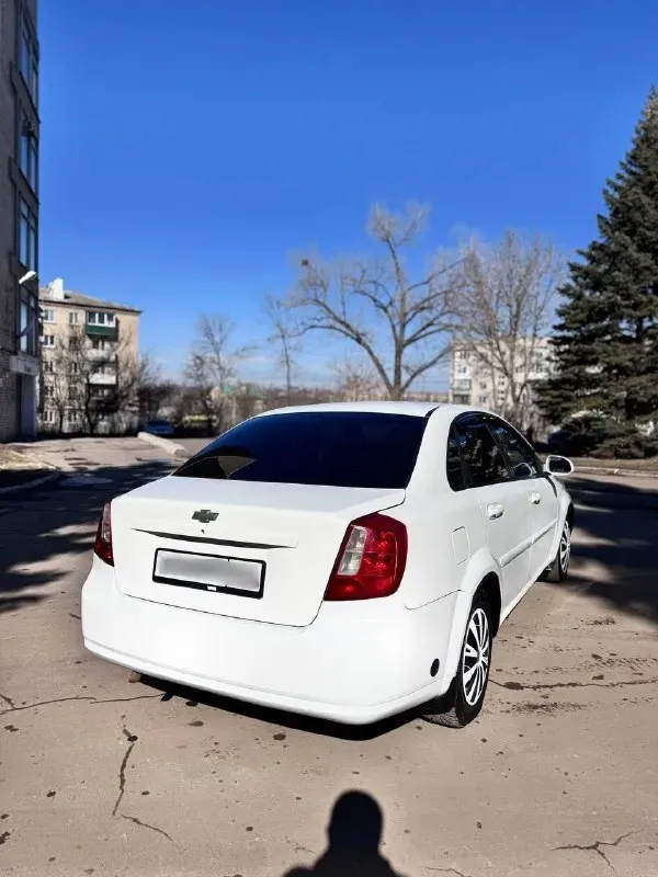 🚗 chevrolet lacetti, 2007 1.6 механика ( газ бензин ) ✨ ухоженный автомобиль в красивом белом цвете. 👤 1 владелец за всё время эксплуатации. ✔️ без дтп. 📍 покупался при украине, всё время находился в донецке. 📄 чистая история и документы — без залогов, запретов и ограничений. 🚕 не такси, не каршеринг. 🔧 технически полностью обслужен — идеал вложений не требует, сел и поехал. 🧼 чистый и аккуратный салон. ⚙️ комплектация: ❄️ кондиционер 🔘 стеклоподъёмники 💺 регулировка сидений ⛽ вписанный (газ/бензин) — экономичная езда 💰 цена: 530 000 ₽ 🤝 разумный торг при осмотре. 🔄 возможен обмен с доплатой в обе стороны. звонить +7 (949) 982-57-61 +тг) 📞 звоните: +7(949)9825761 - фотография - 3