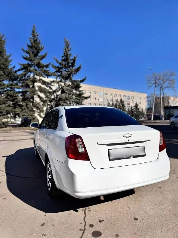 🚗 chevrolet lacetti, 2007 1.6 механика ( газ бензин ) ✨ ухоженный автомобиль в красивом белом цвете. 👤 1 владелец за всё время эксплуатации. ✔️ без дтп. 📍 покупался при украине, всё время находился в донецке. 📄 чистая история и документы — без залогов, запретов и ограничений. 🚕 не такси, не каршеринг. 🔧 технически полностью обслужен — идеал вложений не требует, сел и поехал. 🧼 чистый и аккуратный салон. ⚙️ комплектация: ❄️ кондиционер 🔘 стеклоподъёмники 💺 регулировка сидений ⛽ вписанный (газ/бензин) — экономичная езда 💰 цена: 530 000 ₽ 🤝 разумный торг при осмотре. 🔄 возможен обмен с доплатой в обе стороны. звонить +7 (949) 982-57-61 +тг) 📞 звоните: +7(949)9825761 - фотография - 4