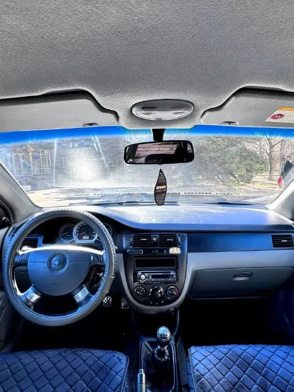🚗 chevrolet lacetti, 2007 1.6 механика ( газ бензин ) ✨ ухоженный автомобиль в красивом белом цвете. 👤 1 владелец за всё время эксплуатации. ✔️ без дтп. 📍 покупался при украине, всё время находился в донецке. 📄 чистая история и документы — без залогов, запретов и ограничений. 🚕 не такси, не каршеринг. 🔧 технически полностью обслужен — идеал вложений не требует, сел и поехал. 🧼 чистый и аккуратный салон. ⚙️ комплектация: ❄️ кондиционер 🔘 стеклоподъёмники 💺 регулировка сидений ⛽ вписанный (газ/бензин) — экономичная езда 💰 цена: 530 000 ₽ 🤝 разумный торг при осмотре. 🔄 возможен обмен с доплатой в обе стороны. звонить +7 (949) 982-57-61 +тг) 📞 звоните: +7(949)9825761 - фотография - 5