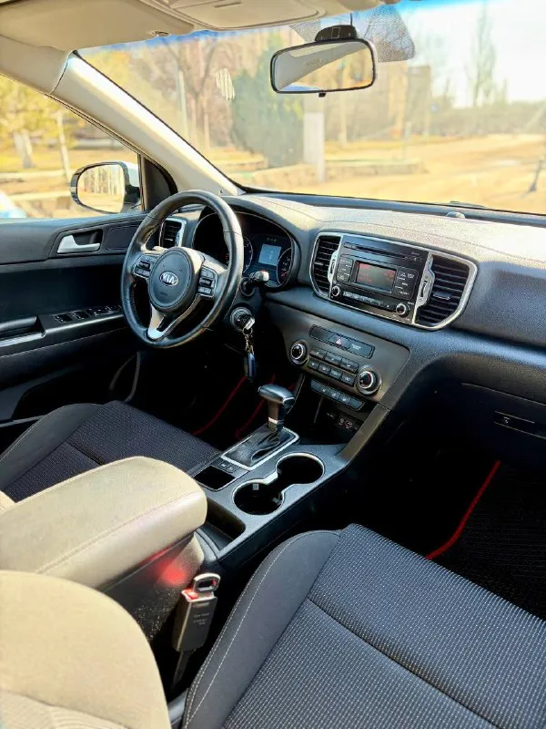 Kia sportage 2016 2.0 классический автомат 150 тысяч оригинального пробега, подтвержден автотекой, историей обслуживания, блоками! весь в заводском окрасе! ничего не крутилось, не менялось! без дтп! все остекление и фонари заводские! нет изъянов по кузову вообще!!! цвет белый перламутр! зеленая автотека! история обслуживания есть! два хозяина! два комплекта резины! два ключа, сигнализация старлайн с автозапуском! технически без нареканий! любые проверки! эндоскоп ✅, катализатор удален на 70 тыс! салон так же, как новый! складывание зеркал, подогрев всех сидений, шикарный лед-свет, круиз, парктронники, bluetooth! горловка-енакиево 1.800.000 торг! 🔥🔥🔥 +79498387979 📲 tg: @lilueva25 📞 +7(949)8387979 📲 tg: @da83robot 📞 звоните: +7(949)8387979 - фотография - 10