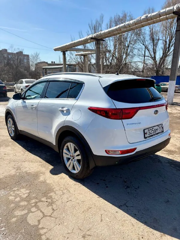 Kia sportage 2016 2.0 классический автомат 150 тысяч оригинального пробега, подтвержден автотекой, историей обслуживания, блоками! весь в заводском окрасе! ничего не крутилось, не менялось! без дтп! все остекление и фонари заводские! нет изъянов по кузову вообще!!! цвет белый перламутр! зеленая автотека! история обслуживания есть! два хозяина! два комплекта резины! два ключа, сигнализация старлайн с автозапуском! технически без нареканий! любые проверки! эндоскоп ✅, катализатор удален на 70 тыс! салон так же, как новый! складывание зеркал, подогрев всех сидений, шикарный лед-свет, круиз, парктронники, bluetooth! горловка-енакиево 1.800.000 торг! 🔥🔥🔥 +79498387979 📲 tg: @lilueva25 📞 +7(949)8387979 📲 tg: @da83robot 📞 звоните: +7(949)8387979 - фотография - 4