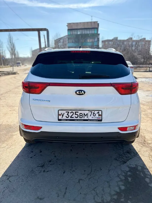 Kia sportage 2016 2.0 классический автомат 150 тысяч оригинального пробега, подтвержден автотекой, историей обслуживания, блоками! весь в заводском окрасе! ничего не крутилось, не менялось! без дтп! все остекление и фонари заводские! нет изъянов по кузову вообще!!! цвет белый перламутр! зеленая автотека! история обслуживания есть! два хозяина! два комплекта резины! два ключа, сигнализация старлайн с автозапуском! технически без нареканий! любые проверки! эндоскоп ✅, катализатор удален на 70 тыс! салон так же, как новый! складывание зеркал, подогрев всех сидений, шикарный лед-свет, круиз, парктронники, bluetooth! горловка-енакиево 1.800.000 торг! 🔥🔥🔥 +79498387979 📲 tg: @lilueva25 📞 +7(949)8387979 📲 tg: @da83robot 📞 звоните: +7(949)8387979 - фотография - 5