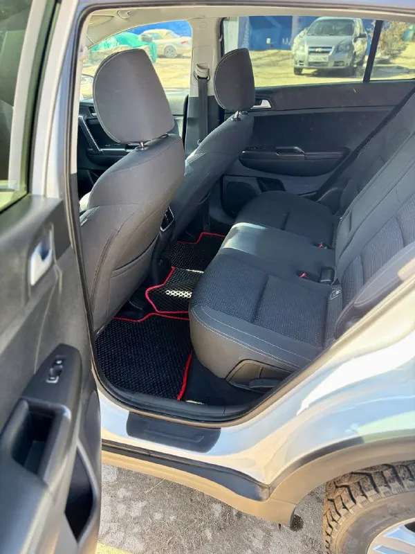 Kia sportage 2016 2.0 классический автомат 150 тысяч оригинального пробега, подтвержден автотекой, историей обслуживания, блоками! весь в заводском окрасе! ничего не крутилось, не менялось! без дтп! все остекление и фонари заводские! нет изъянов по кузову вообще!!! цвет белый перламутр! зеленая автотека! история обслуживания есть! два хозяина! два комплекта резины! два ключа, сигнализация старлайн с автозапуском! технически без нареканий! любые проверки! эндоскоп ✅, катализатор удален на 70 тыс! салон так же, как новый! складывание зеркал, подогрев всех сидений, шикарный лед-свет, круиз, парктронники, bluetooth! горловка-енакиево 1.800.000 торг! 🔥🔥🔥 +79498387979 📲 tg: @lilueva25 📞 +7(949)8387979 📲 tg: @da83robot 📞 звоните: +7(949)8387979 - фотография - 7