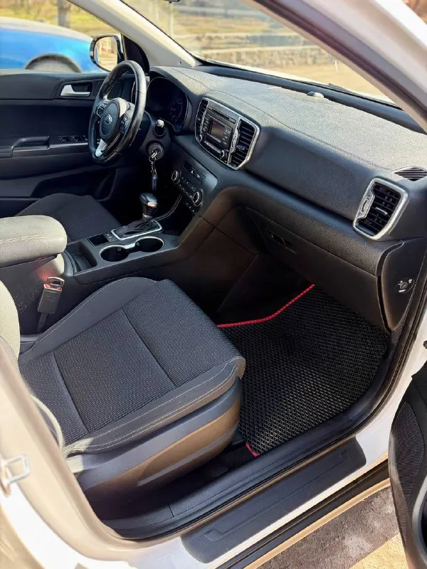 Kia sportage 2016 2.0 классический автомат 150 тысяч оригинального пробега, подтвержден автотекой, историей обслуживания, блоками! весь в заводском окрасе! ничего не крутилось, не менялось! без дтп! все остекление и фонари заводские! нет изъянов по кузову вообще!!! цвет белый перламутр! зеленая автотека! история обслуживания есть! два хозяина! два комплекта резины! два ключа, сигнализация старлайн с автозапуском! технически без нареканий! любые проверки! эндоскоп ✅, катализатор удален на 70 тыс! салон так же, как новый! складывание зеркал, подогрев всех сидений, шикарный лед-свет, круиз, парктронники, bluetooth! горловка-енакиево 1.800.000 торг! 🔥🔥🔥 +79498387979 📲 tg: @lilueva25 📞 +7(949)8387979 📲 tg: @da83robot 📞 звоните: +7(949)8387979 - фотография - 9