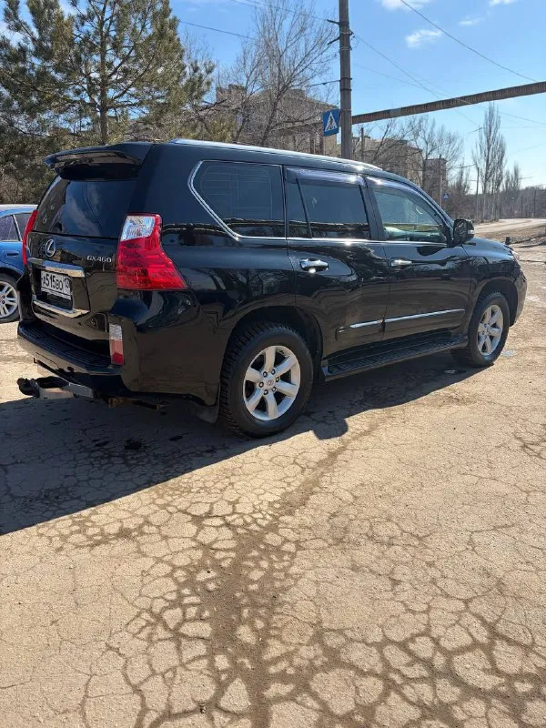 Lexus gx 460 4.6 бензин 2010 год 266 тысяч оригинального пробега 2 хозяина! оригинал птс! в родном окрасе! без дтп! зеленая авто тека! заводское остекление и оптика! южное авто! коррозии нет, рама отличная! технически не требует никаких вложений! весь сухой, ошибок, стуков нет! любые проверки! салон так же в заводе, ничего не шилось и не красилось, все целое! работает каждая кнопка! по кузову нет царапин, вмятин! хорошая комплектация складывание зеркал, электропривод сидений, r-камера, без ключевой доступ, память сидений, 4-х зонный климат, люк, вентиляция сидений и многое другое! трансмиссия полностью исправна, все включается и выключается! установлено и зарегистрировано! 2 комплекта отличных шин! 2 ключа! 7 мест горловка-енакиево 2.800.000 торг 🔥🔥🔥 +79493425114 📲 tg: 🙏🏻 📞 звоните: +7(949)3425114 - фотография - 2