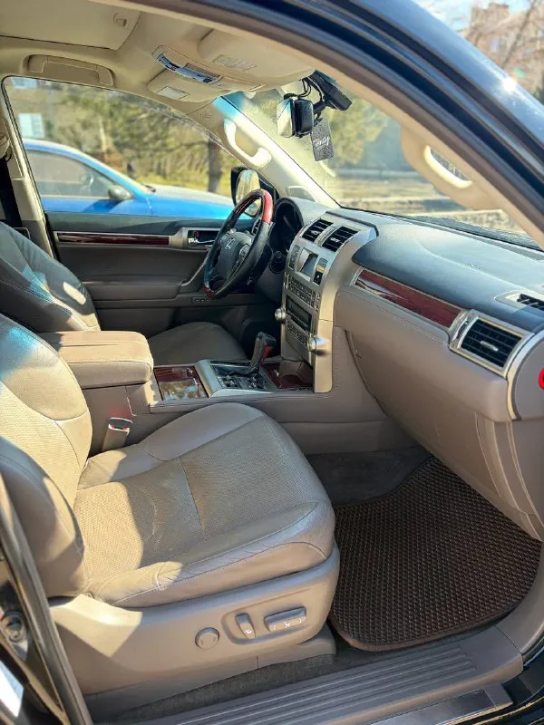 Lexus gx 460 4.6 бензин 2010 год 266 тысяч оригинального пробега 2 хозяина! оригинал птс! в родном окрасе! без дтп! зеленая авто тека! заводское остекление и оптика! южное авто! коррозии нет, рама отличная! технически не требует никаких вложений! весь сухой, ошибок, стуков нет! любые проверки! салон так же в заводе, ничего не шилось и не красилось, все целое! работает каждая кнопка! по кузову нет царапин, вмятин! хорошая комплектация складывание зеркал, электропривод сидений, r-камера, без ключевой доступ, память сидений, 4-х зонный климат, люк, вентиляция сидений и многое другое! трансмиссия полностью исправна, все включается и выключается! установлено и зарегистрировано! 2 комплекта отличных шин! 2 ключа! 7 мест горловка-енакиево 2.800.000 торг 🔥🔥🔥 +79493425114 📲 tg: 🙏🏻 📞 звоните: +7(949)3425114 - фотография - 8